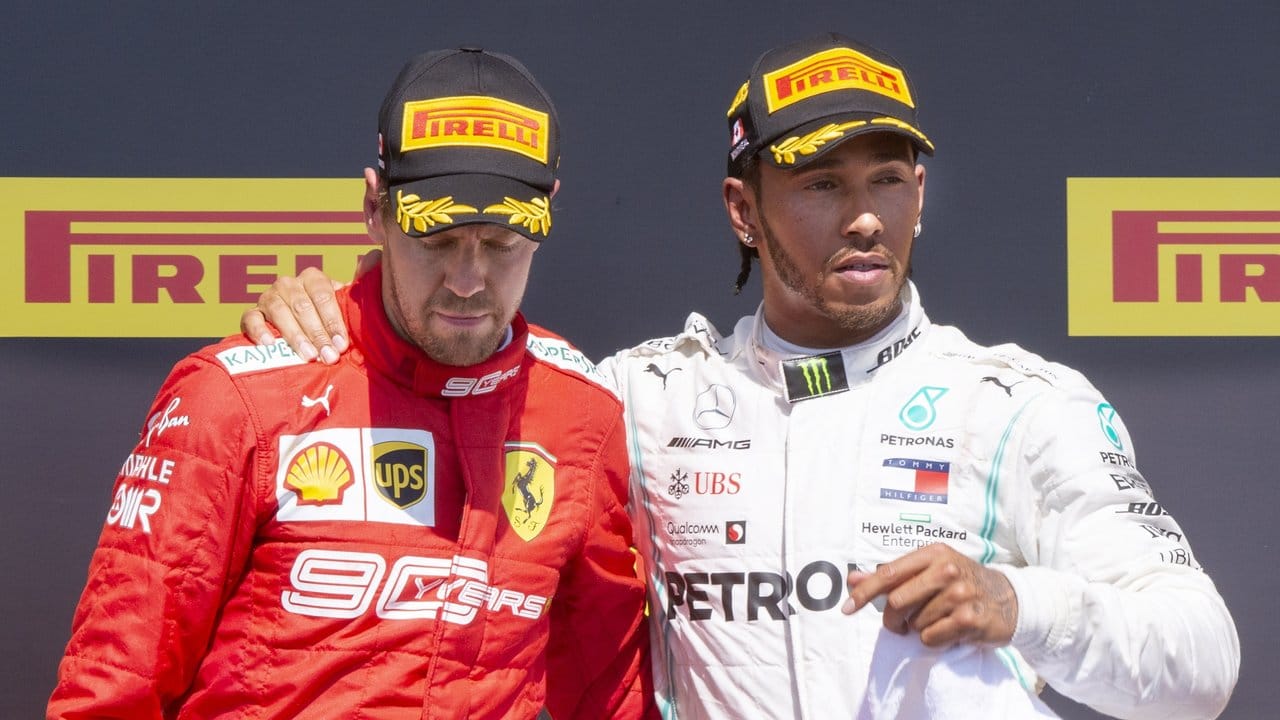 Sebastian Vettel (l) und Lewis Hamilton posieren nach dem Rennen für ein Foto. Sebastian Vettel (l) und Lewis Hamilton posieren nach dem Rennen für ein Foto.