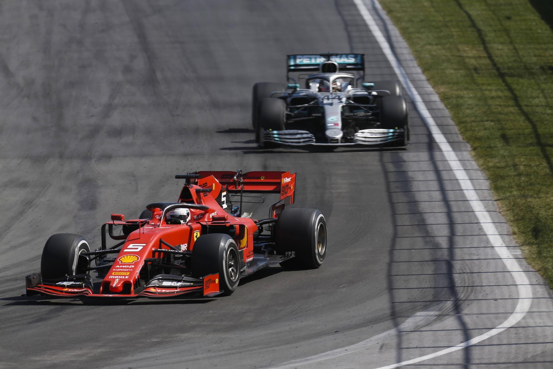 Sebastian Vettel (vorne) war bis zu seinem Fehler vor Lewis Hamilton. Für die Strafe hatte er schon auf der Strecke kein Verständnis: "Wo zur Hölle sollte ich denn hin? Das ist nicht fair! Sie stehlen uns das Rennen."