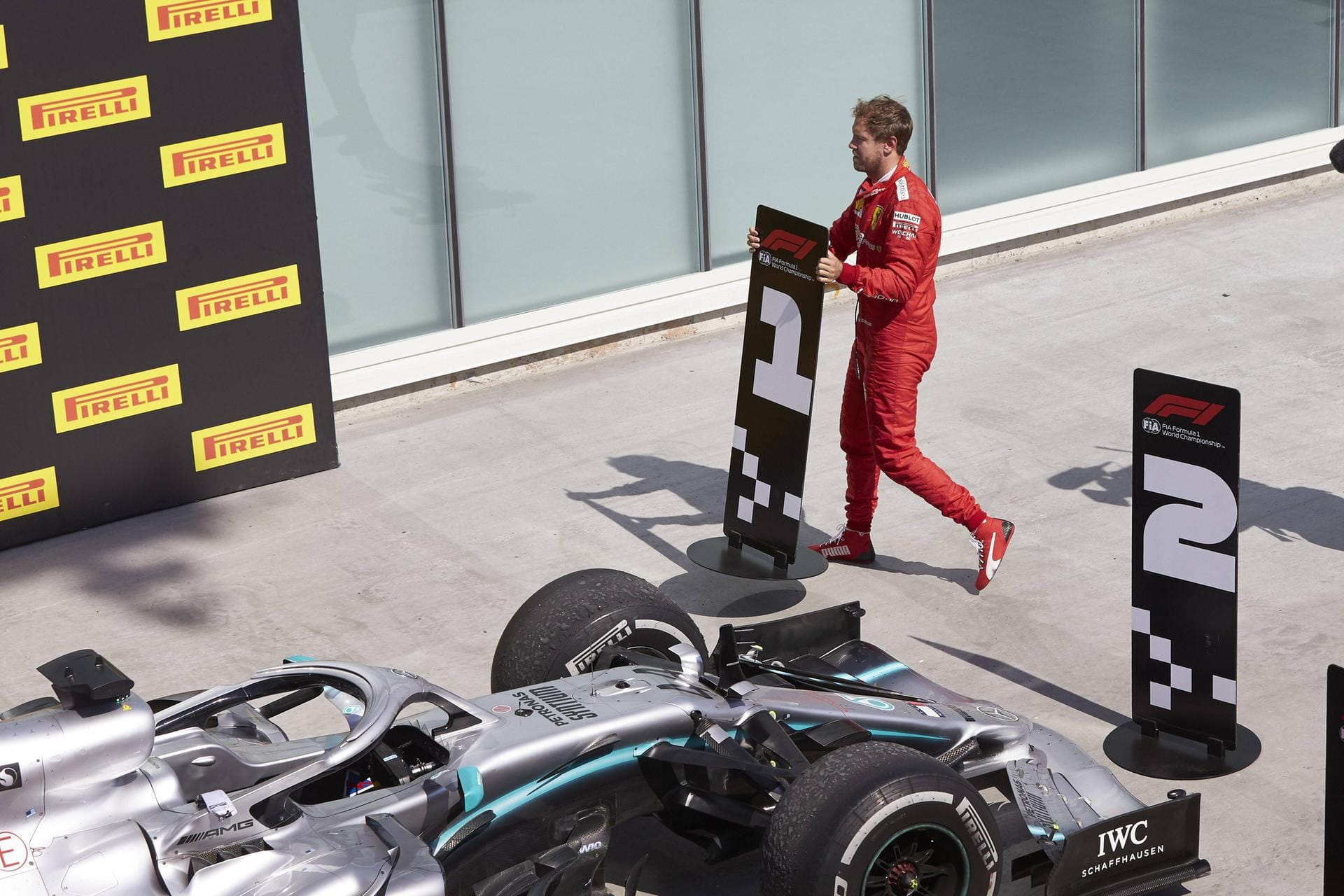 ... und stelle sie vor die Fläche, wo Sebastian Vettels Auto hätte stehen sollen. Der Heppenheimer hatte seinen Wagen jedoch nicht gewogen und musste ihn deshalb zurückschieben.