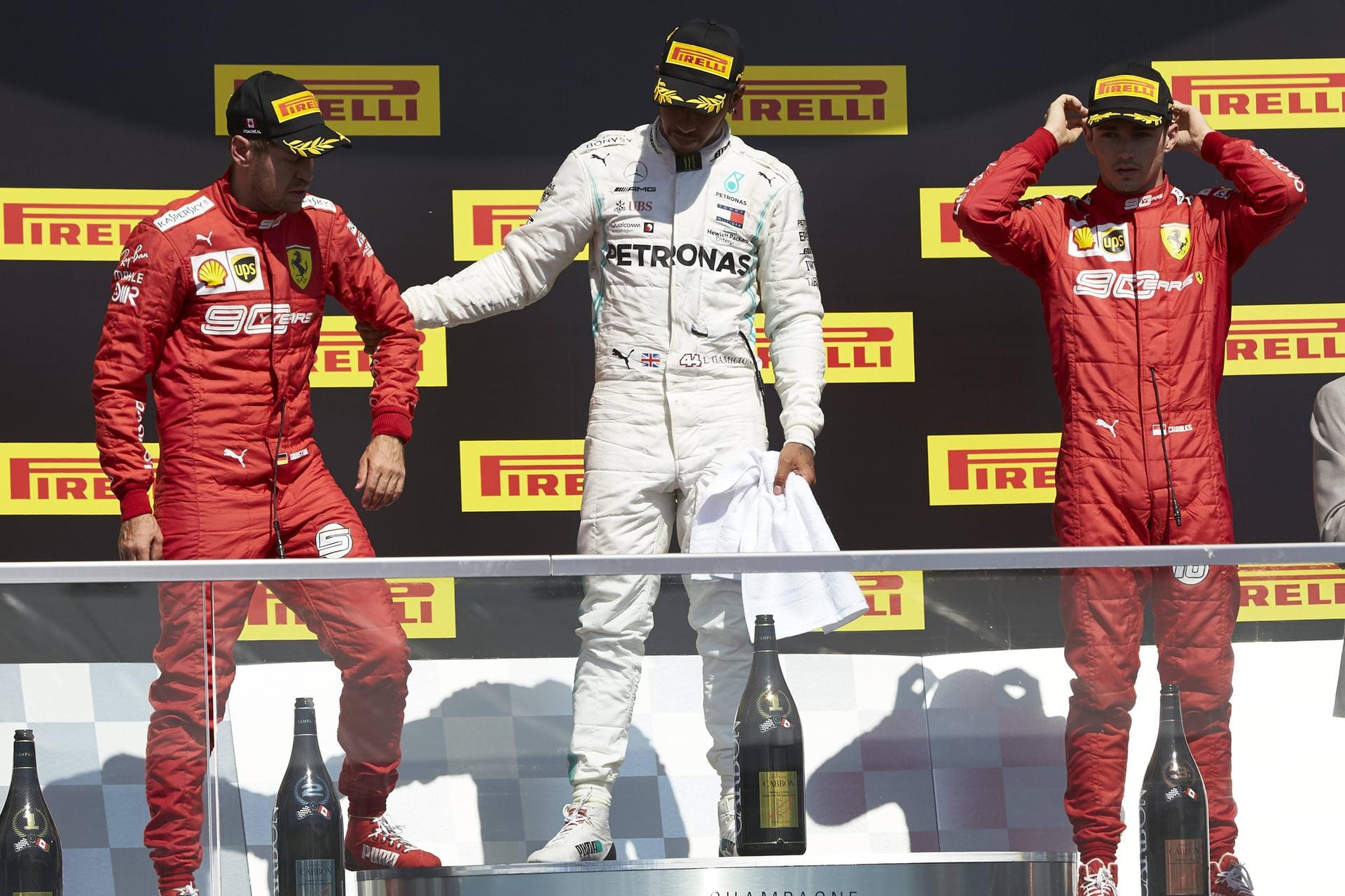 Erzrivale Lewis Hamilton konnte die Trauer Vettels verstehen und zog ihn zu sich auf die Spitze des Podiums.