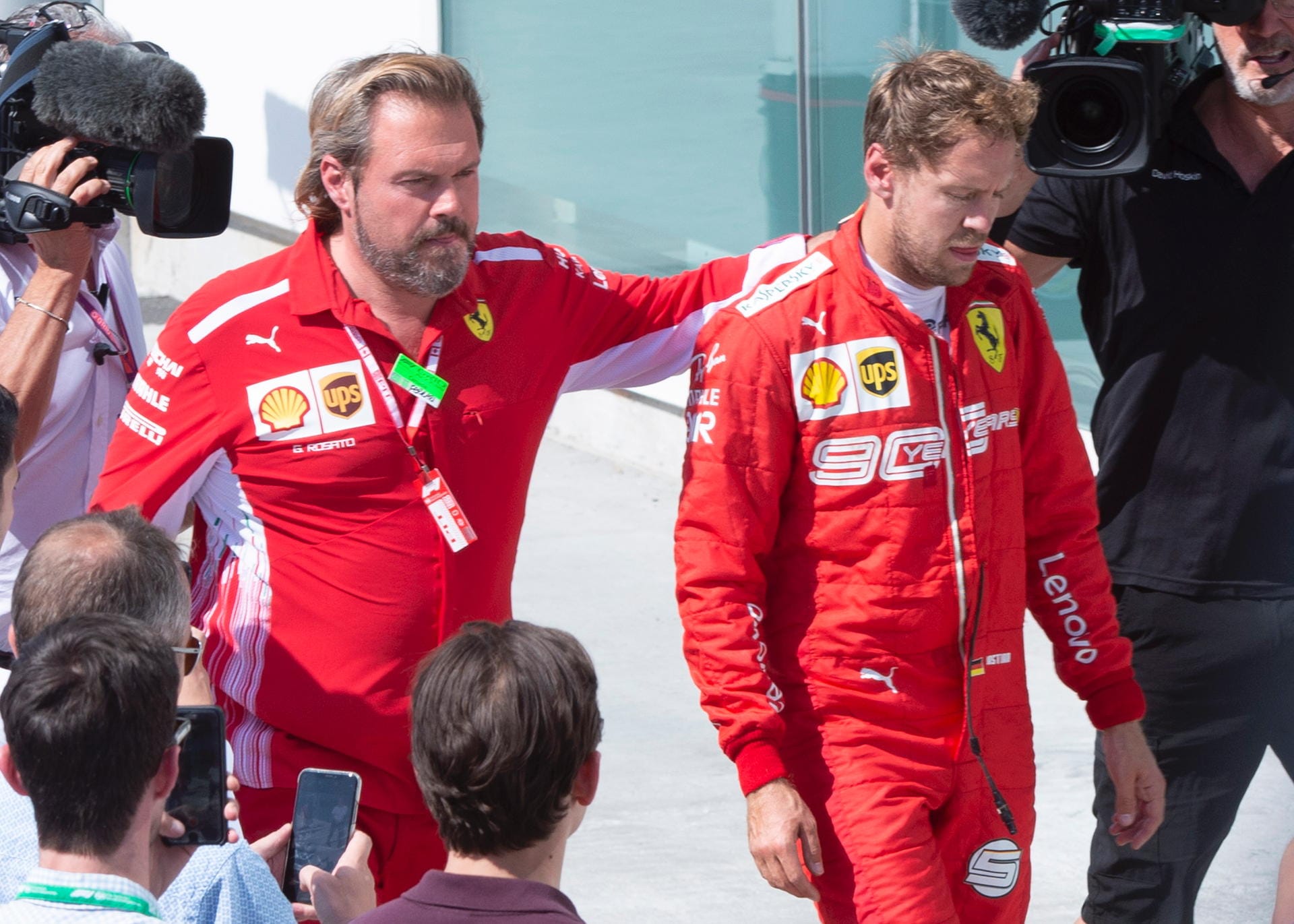 Getröstet von seinem Team schlich Sebastian Vettel zur Siegerehrung.