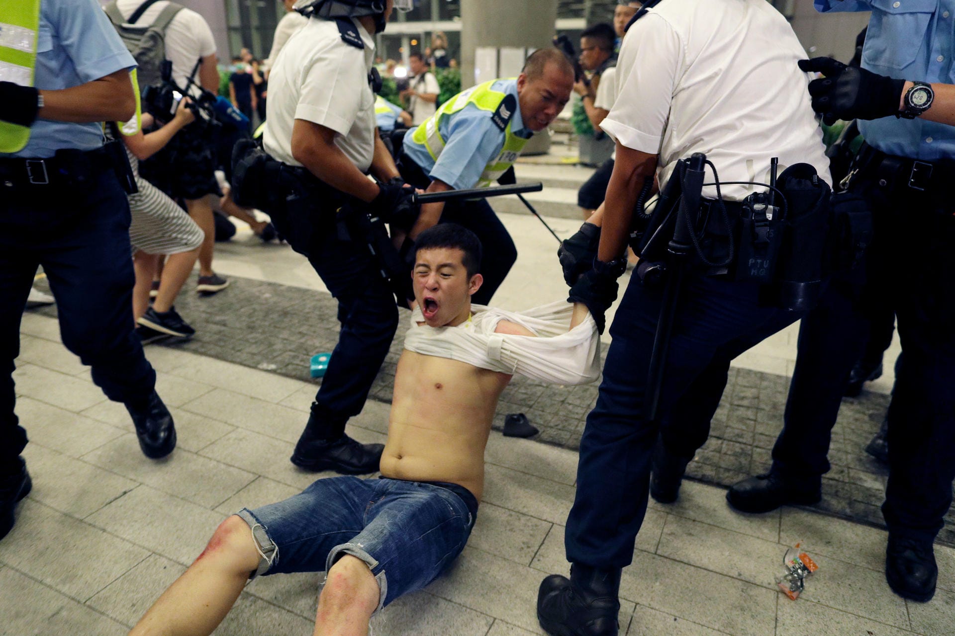 Bei den friedlichen Protesten kam es bereits am Nachmittag zu Auseinandersetzungen mit der Polizei.
