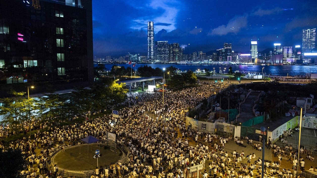 Nach dem friedlichen Massenprotest am Sonntag mit rund einer Million Menschen versuchten in der Nacht zum Montag einige hundert Radikale, den Legislativrat und Regierungssitz zu stürmen.