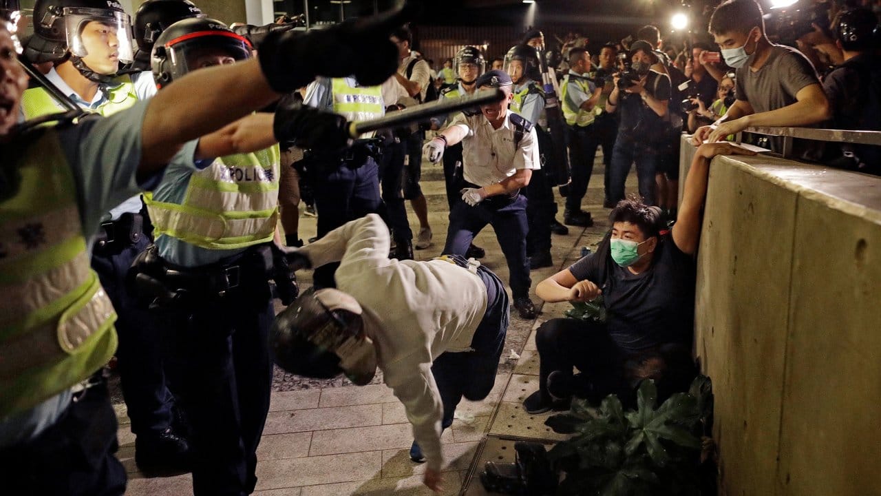 Polizisten gingen auch mit Schlagstöcken gegen die Demonstranten vor.