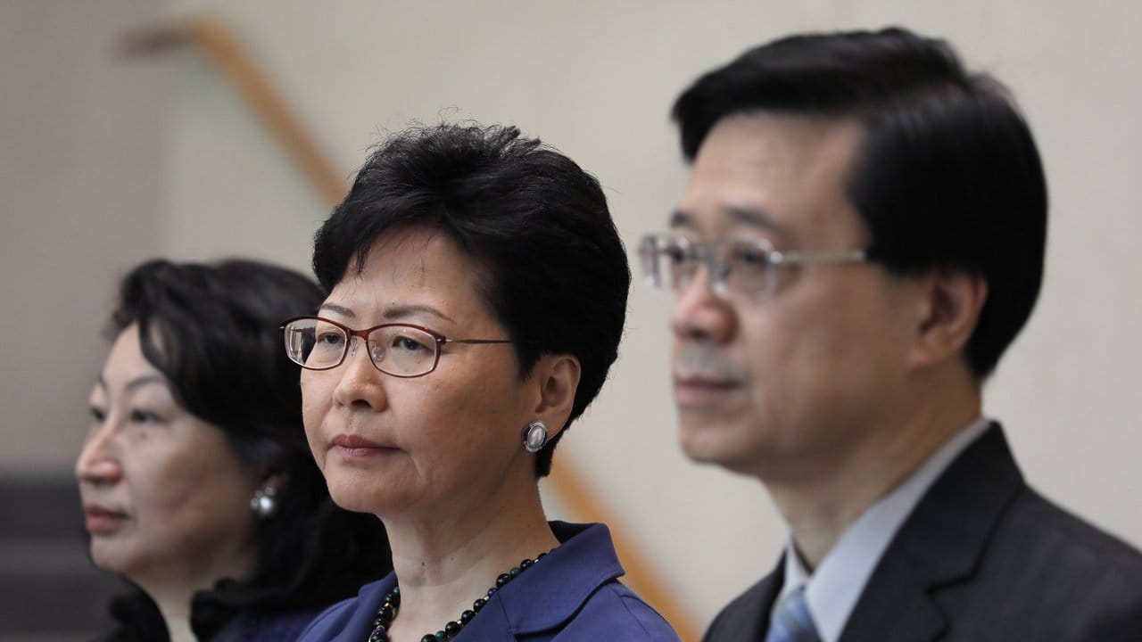 Regierungschefin Carrie Lam signalisierte auf einer Pressekonferenz, dass ihre Regierung nach dem massiven Protest gegen die Auslieferungsgesetze mit den vorgeschlagenen Änderungen fortfahren wird.