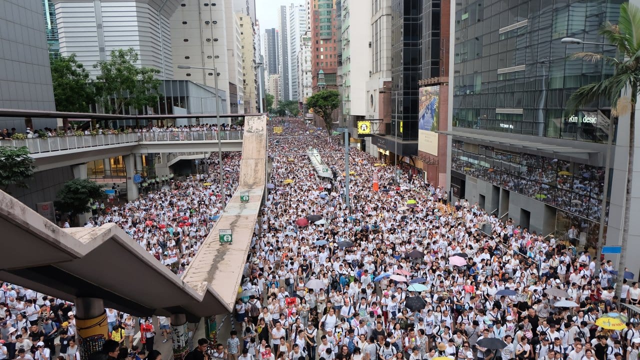 Zehntausende demonstrieren gegen das von der Regierung geplante Auslieferungsgesetz.