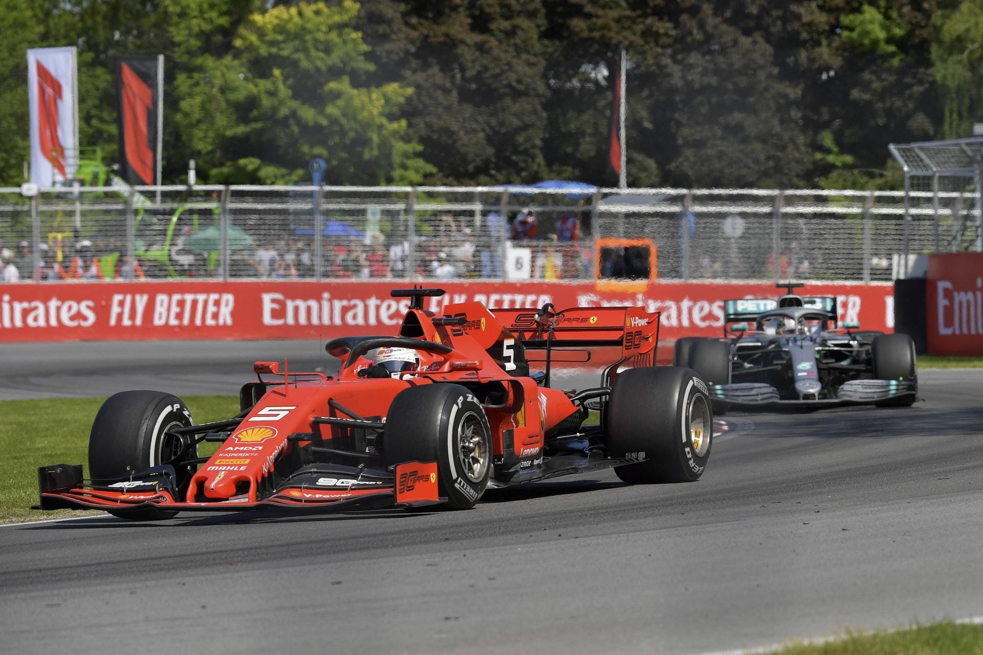 Corriere dello Sport: "Ferrari und Mercedes sind Protagonisten eines der umstrittensten Vorfälle in der Geschichte der F1. Niemand hat in Kanada wirklich geglänzt. Nicht Sebastian Vettel, nicht Hamilton, nicht die anderen Piloten. Lob für Vettel für seine Revolte gegen das System. In seiner Wut wandelt er die Feier in einen Protest um."