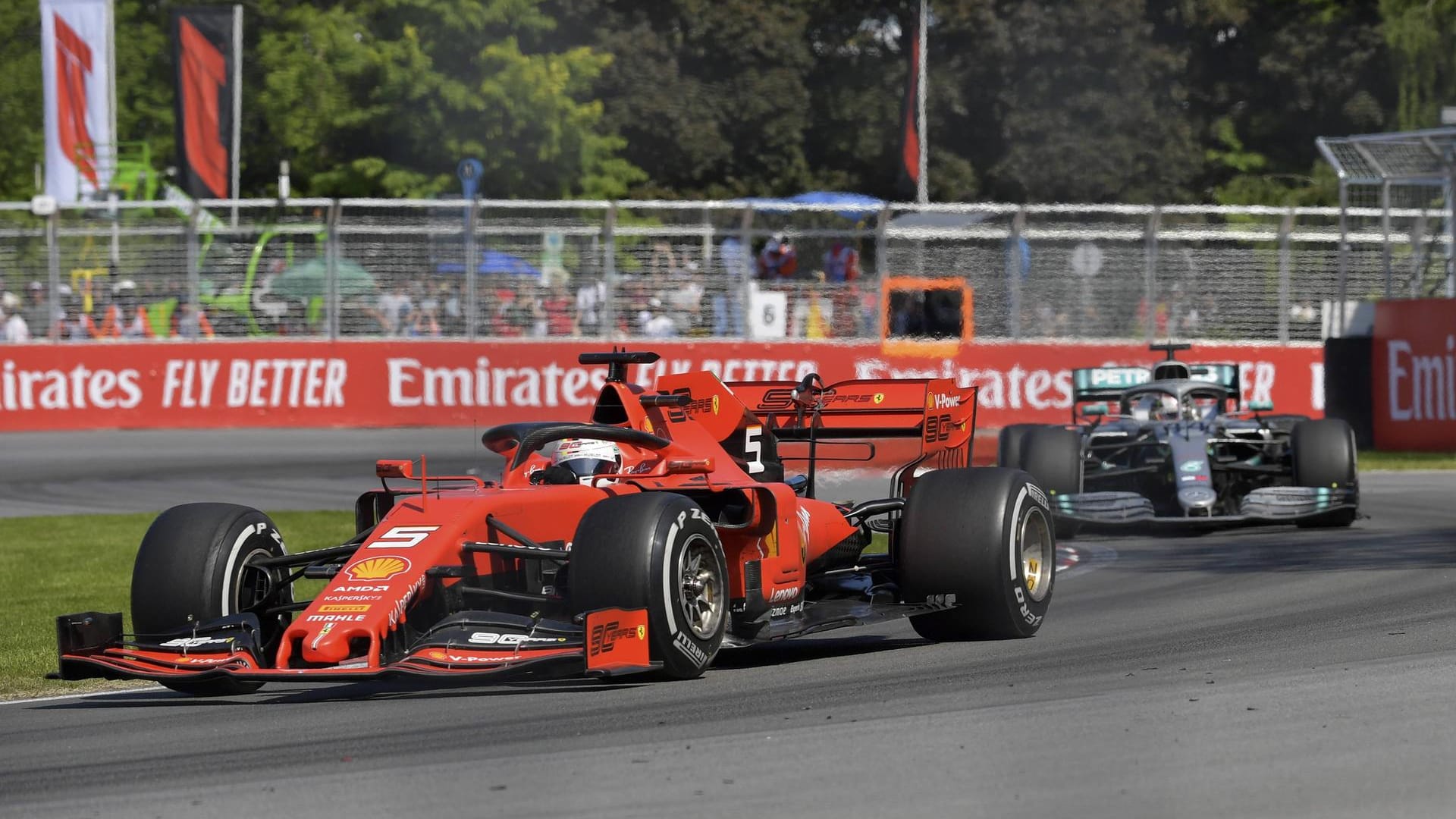 Corriere dello Sport: "Ferrari und Mercedes sind Protagonisten eines der umstrittensten Vorfälle in der Geschichte der F1. Niemand hat in Kanada wirklich geglänzt. Nicht Sebastian Vettel, nicht Hamilton, nicht die anderen Piloten. Lob für Vettel für seine Revolte gegen das System. In seiner Wut wandelt er die Feier in einen Protest um."