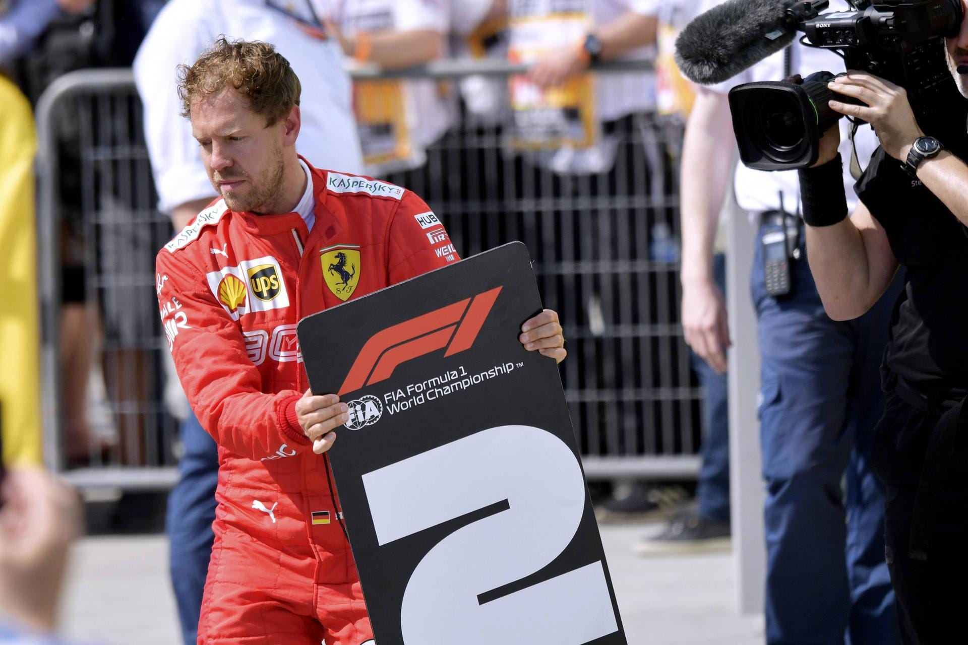 Tuttosport: "Ein einziger kleiner Fehler lastet wie ein Fels auf Ferraris Zukunft. Vettel siegt, doch wegen einer Strafe muss er sich mit Platz zwei begnügen. Dieser harte Schlag ist wieder einmal ein Beweis dafür, dass diese Saison verhext ist. Ferrari sendet immerhin Lebenszeichen, der Kampf um den Titel ist noch offen."