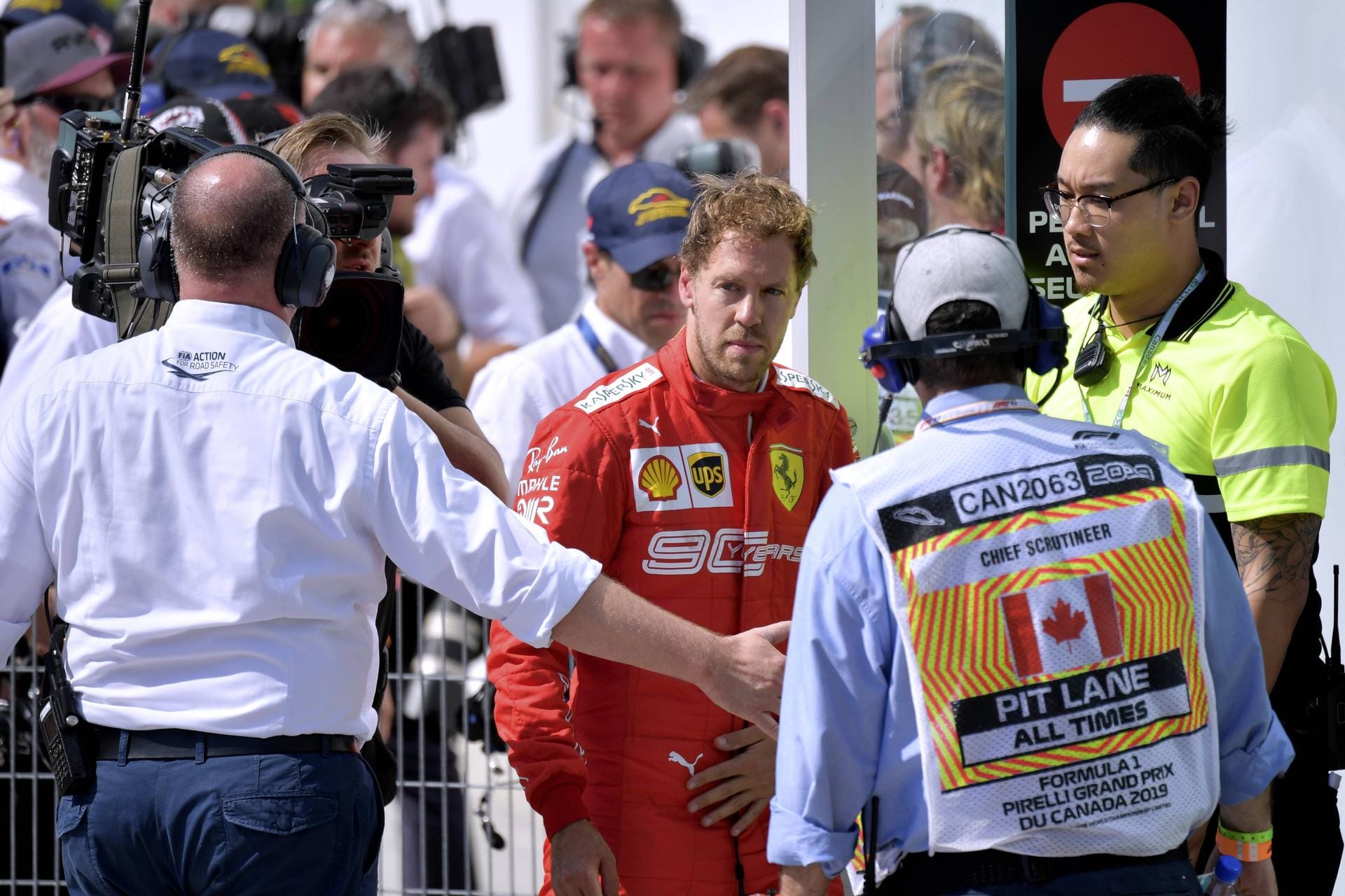 Marca: "Vettel verschenkt den Sieg. Er hatte das Rennen in der Tasche, er hatte Leclerc bereits zerstört und hielt Hamilton auf Abstand. Alles sah nach einem brillanten Sieg in einer perfekten Woche aus – doch dann kam der Fehler. Die fünf Sekunden Zeitstrafe wurden zum Scharfrichter für Vettel. Danach verliert er die Fassung, nicht gerade ein sportliches, eher ein kindisches Verhalten eines Profis mit einem Jahrzehnt Erfahrung."