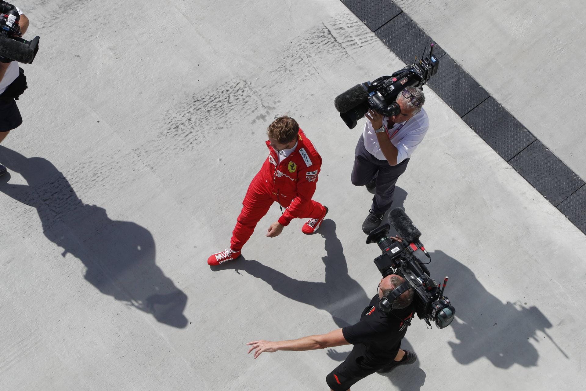 Telegraph: "Die Hölle hätte nicht wütender sein können als Sebastian Vettel. In einem der bemerkenswertesten Ausraster der Formel-1-Geschichte klagte der Ferrari-Fahrer die Stewards an, ihm den Sieg gestohlen zu haben. Allerdings hat Vettel mit Hamilton im Rückspiegel schon in der Vergangenheit einige dubiose Entscheidungen getroffen. Hamilton bekam den Sieg vor die Füße gelegt, aber freuen wollte er sich darüber nicht."