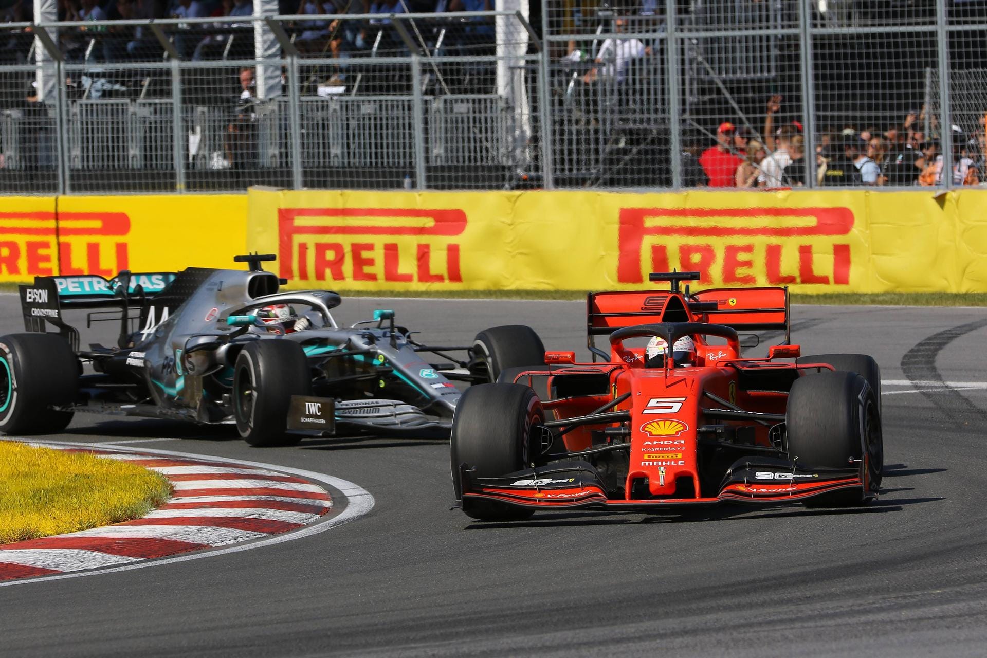 Sun: "Ein tobender Vettel wirft den Stewards vor, ihn bestohlen zu haben. Der Deutsche bekommt einen Wutanfall, als Hamilton den geschenkten Sieg feiert. Was Hamilton und Vettel auf der Strecke gezeigt haben, war doch genau das, was die Formel 1 immer wollte: Zwei der besten Fahrer ihrer Generation in einem engen Zweikampf um den Sieg. Schade, dass diese Dramaturgie am grünen Tisch zerstört wurde."