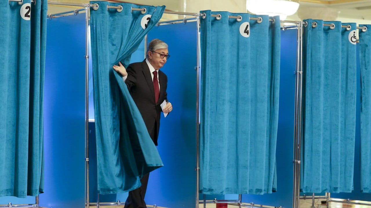 Kassym-Schomart Tokajew, Präsident von Kasachstan, verlässt nach seiner Stimmabgabe die Wahlkabine.