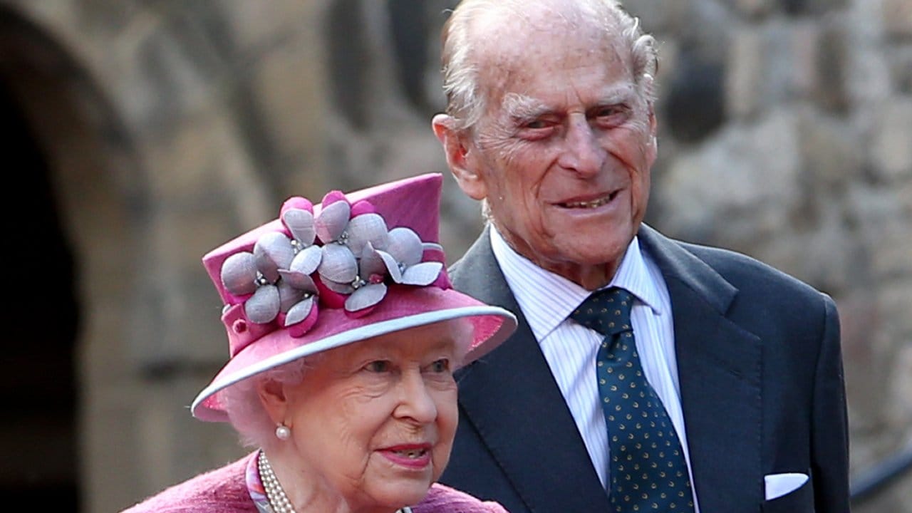 Immer eine halben Schritt hinter ihr: Prinz Philip und Queen Elizabeth 2017 in Edinburgh. Immer eine halben Schritt hinter ihr: Prinz Philip und Queen Elizabeth 2017 in Edinburgh.