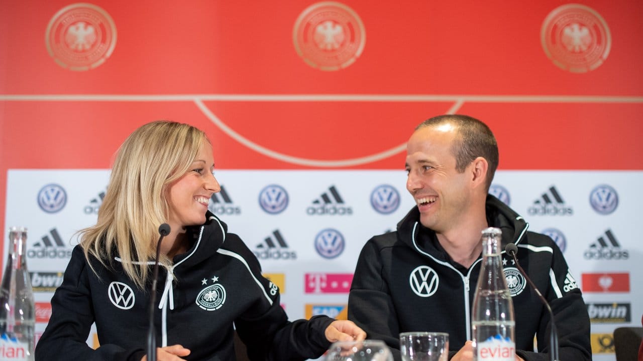 Co-Trainer Patrik Grolimund und Kathrin Hendrich bei der Pk der deutschen Frauen-Nationalmannschaft.