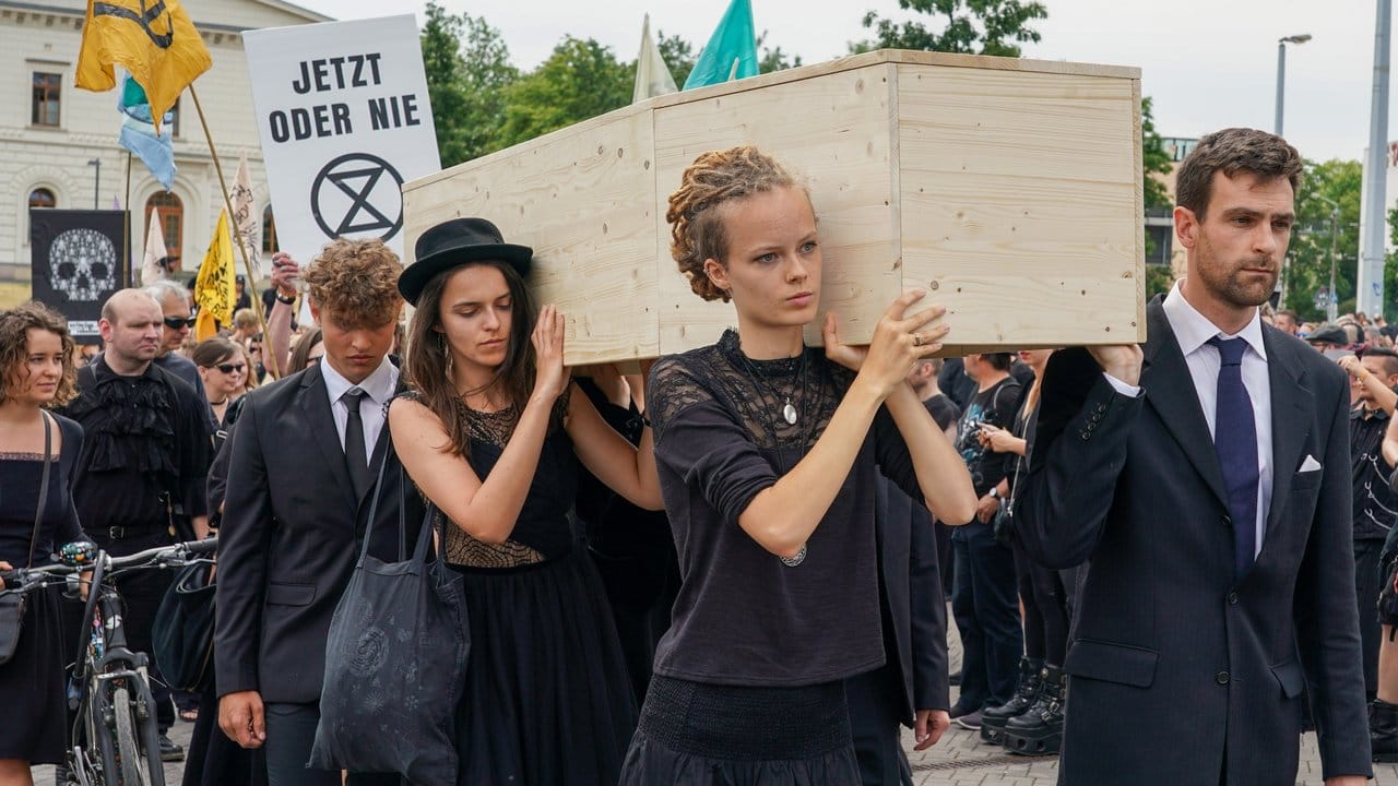 Ungewohnt politisch: Teilnehmer des Wave-Gotik-Treffens demonstrieren auf einem Trauermarsch für die Rettung aussterbender Arten. Ungewohnt politisch: Teilnehmer des Wave-Gotik-Treffens demonstrieren auf einem Trauermarsch für die Rettung aussterbender Arten.