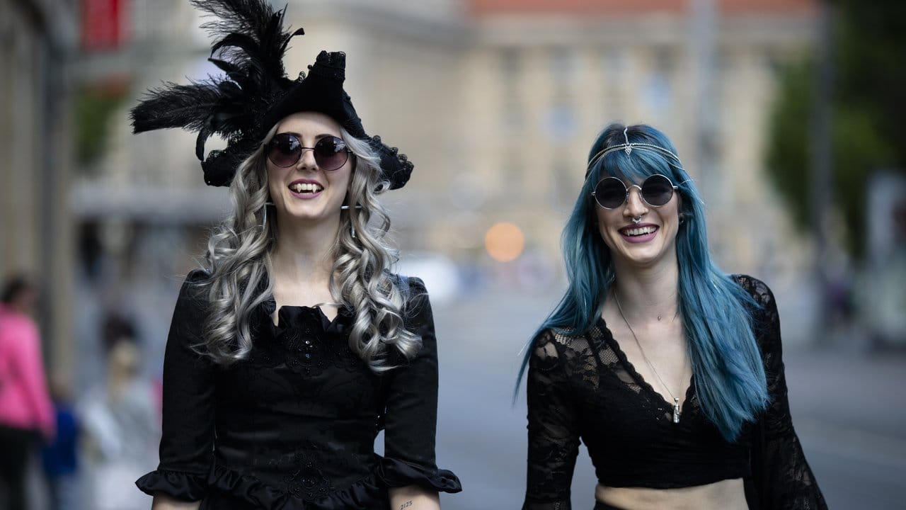 Anne (l) und Rahel aus Zürich beim Wave-Gotik-Treffen in Leipzig. Anne (l) und Rahel aus Zürich beim Wave-Gotik-Treffen in Leipzig.