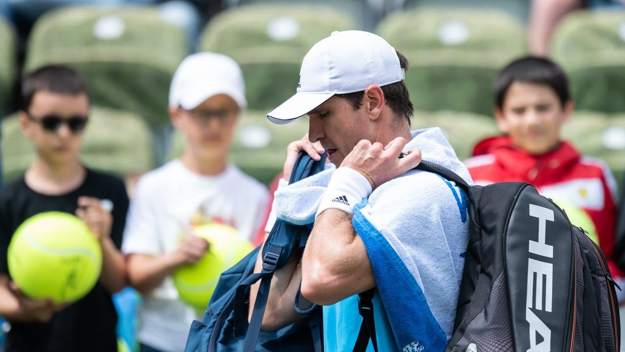 Mischa Zverev verlässt nach seiner Niederlage den Court. Mischa Zverev verlässt nach seiner Niederlage den Court.