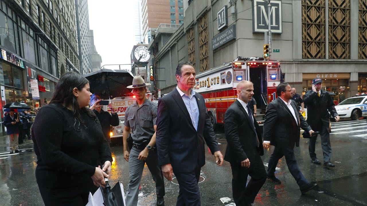 Andrew Cuomo (M), Gouverneur des Bundesstaates New York, ist nach dem Unglück nach Manhattan gekommen.