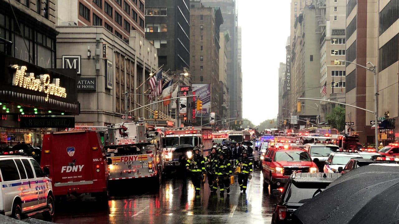 Polizei und Rettungskräfte sind in der Nähe des Unglücksortes mitten in Manhattan im Einsatz.