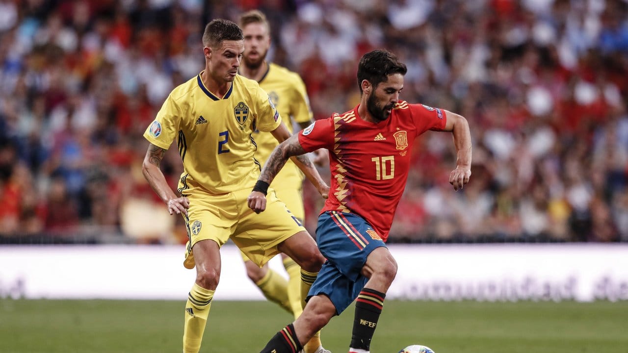 Spaniens Isco (r) führt den Ball gegen Schwedens Mikael Lustig.