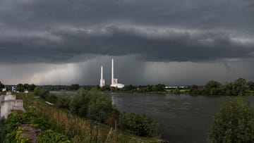 Bayern, Vilshofen an der Donau: Ein Unwetter mit dunklen Regenwolken zieht über den Stadtteil Pleinting in Vilshofen.