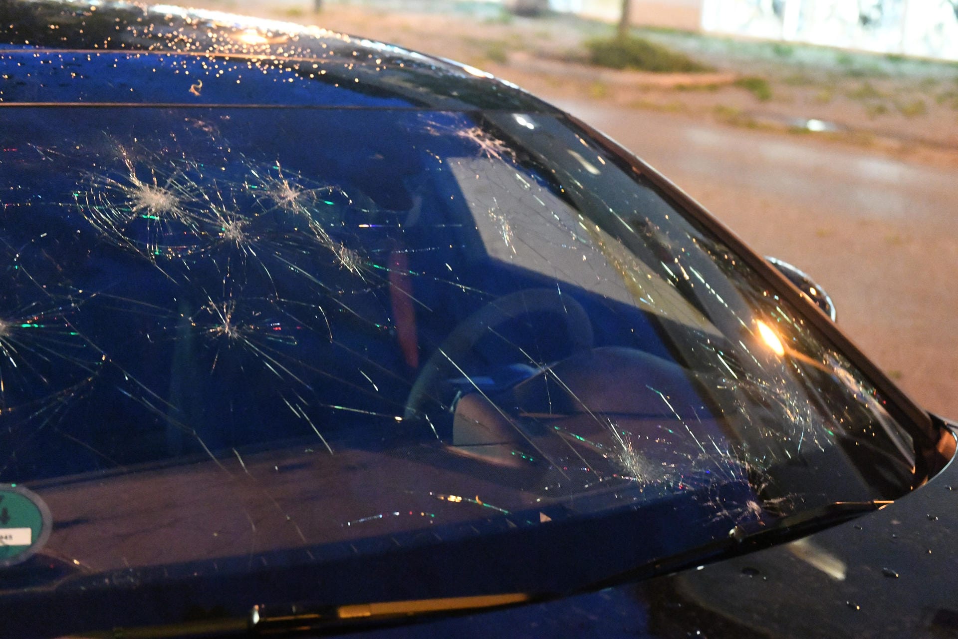 Bayern, Germering: Eine durch Hagel bei einem Unwetter beschädigte Fensterscheibe eines Autos.