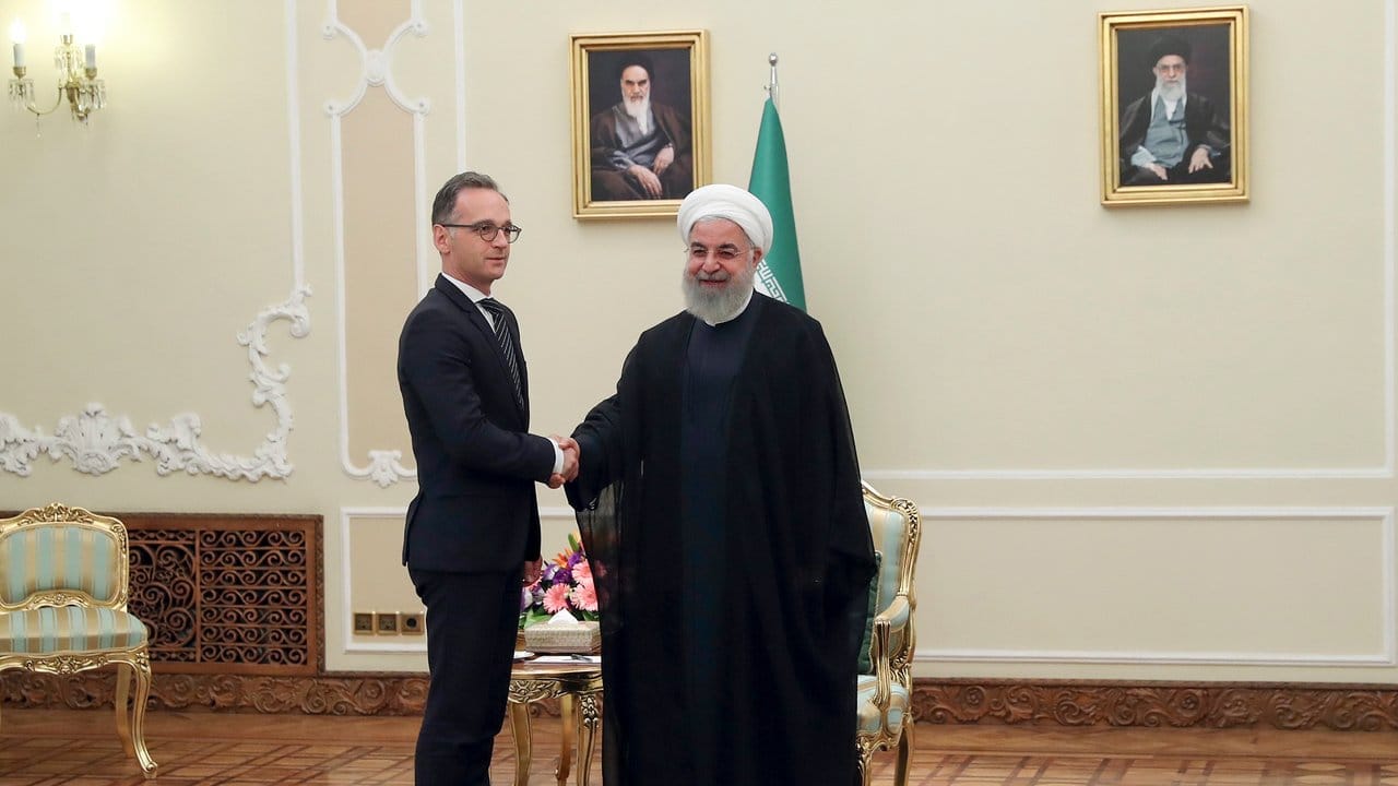 Irans Präsident Hassan Ruhani begrüßt Deutschlands Außenminister Heiko Maas in Teheran.
