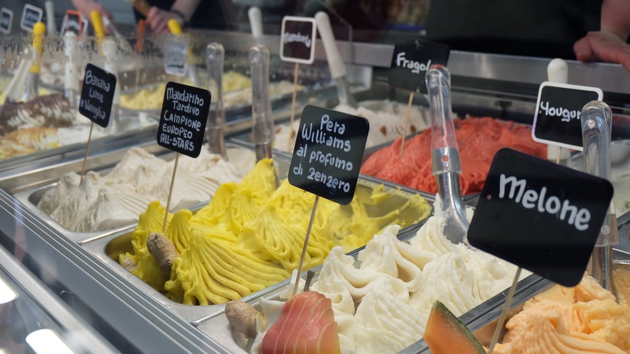 Verschiedene Eissorten, darunter Melonen- und Joghurt-Eis, in der Eisdiele "Cannolo Siciliano" in Rom.