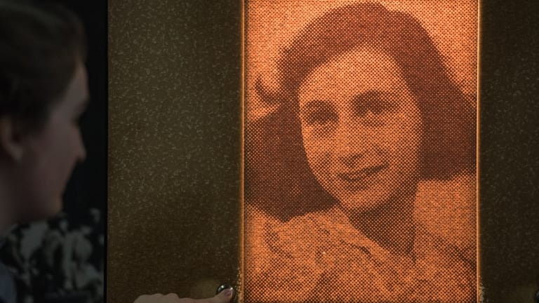 Porträt der Anne Frank in der Ausstellung.