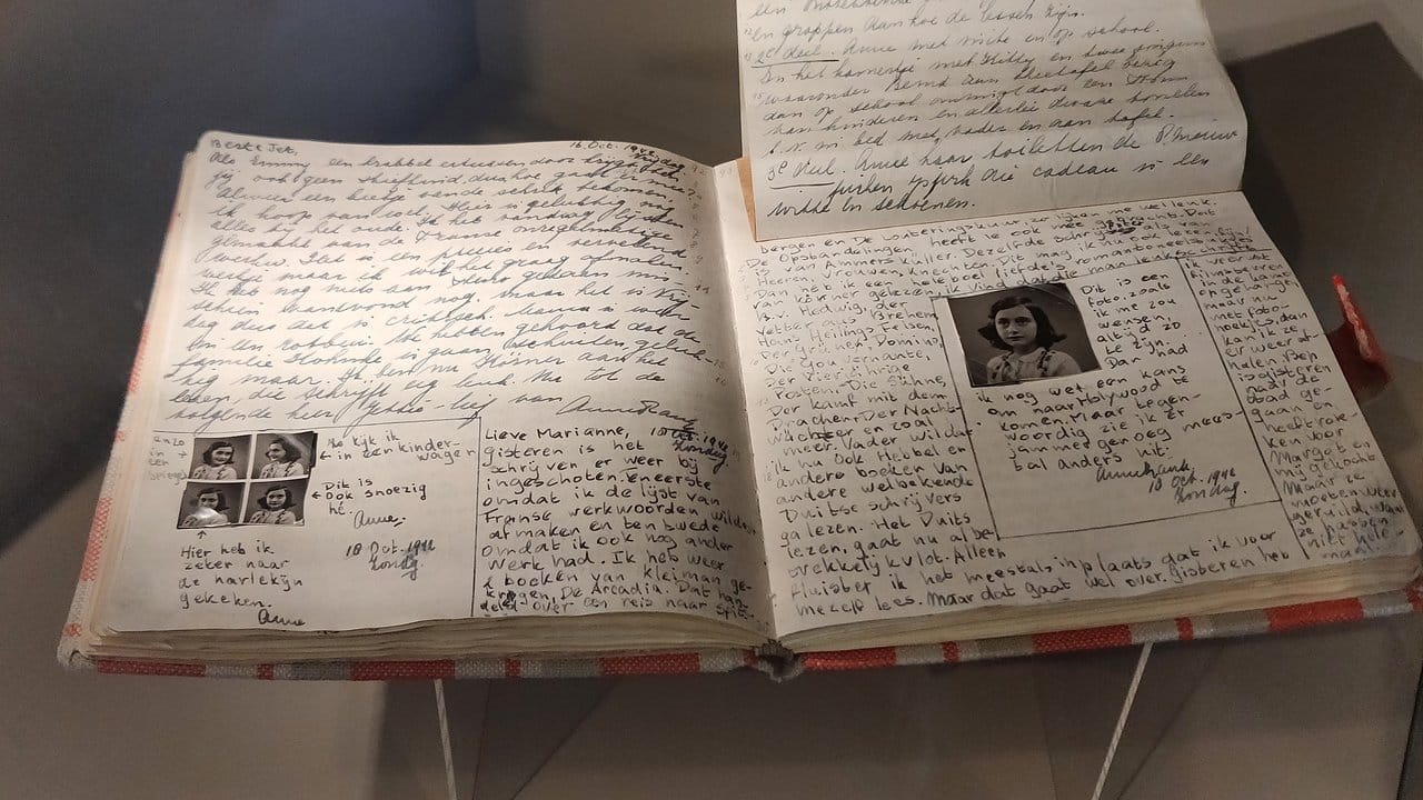 Eine Kopie von Anne Franks Tagebuch in der Ausstellung "Alles über Anne" im Anne Frank Zentrum in Berlin.