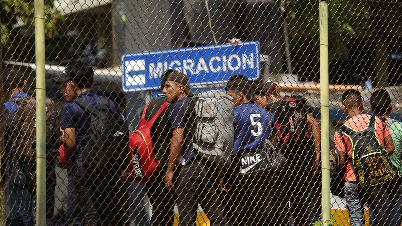 Migranten überqueren in Tapachula die Grenze zwischen Guatemala und Mexiko.