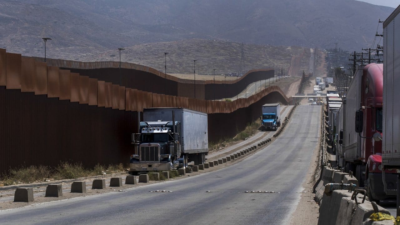 Lkw am US-Grenzzaun: Donald Trump droht Mexiko nach einer Einigung erneut.