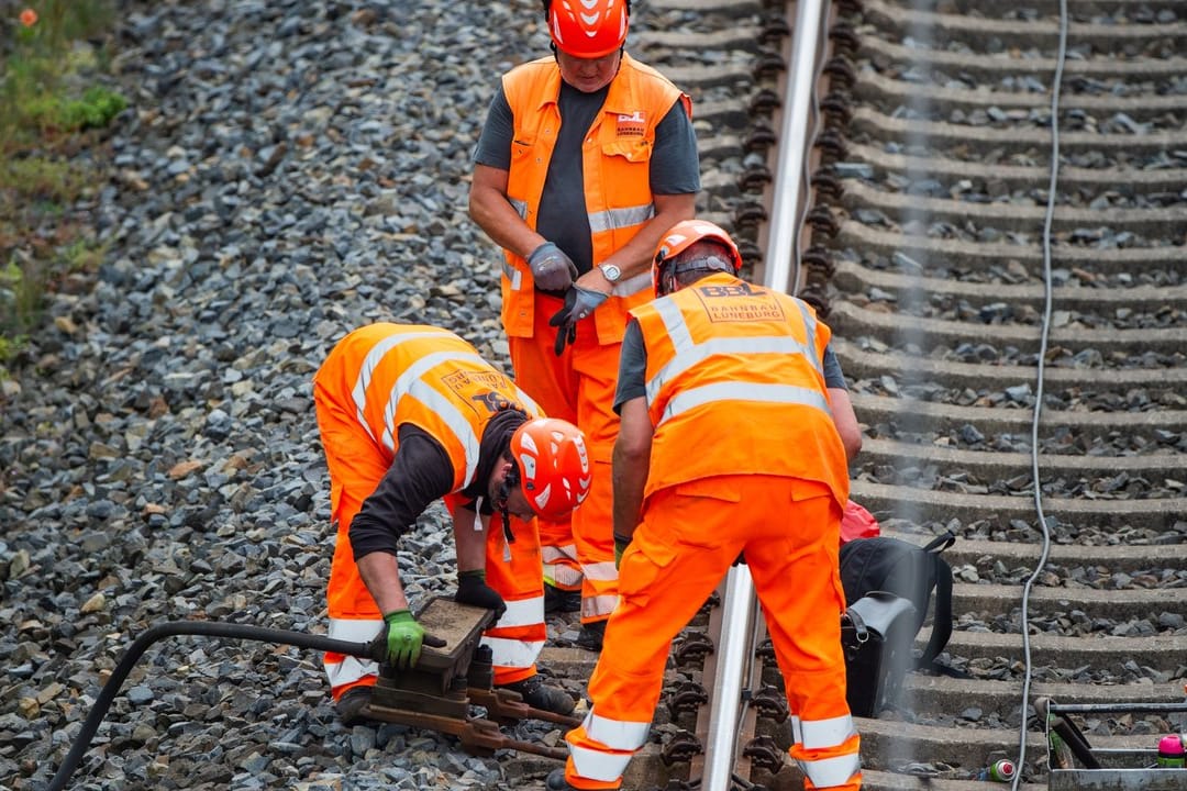 Die Bahn beginnt mit Sanierungen der Schnellstrecke zwischen Hannover und Göttingen. Die Bahn beginnt mit Sanierungen der Schnellstrecke zwischen Hannover und Göttingen.