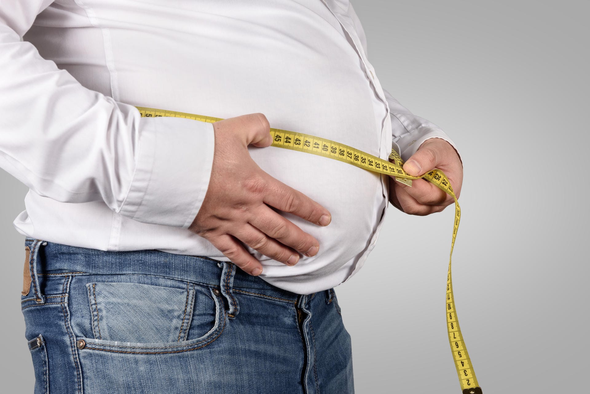 Auch Übergewicht kann dazu führen, die Blutzirkulation im Darm zu blockieren. Der Blutabfluss der Hämorrhoidenpolster wird dadurch gehemmt.