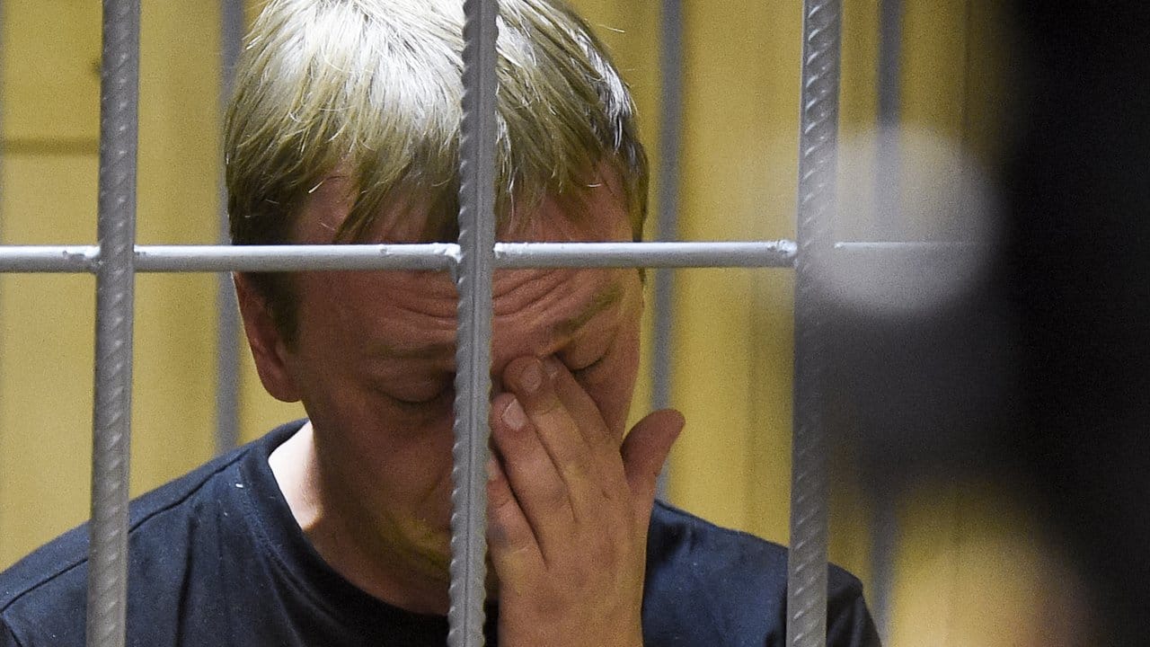 Iwan Golunow in einer Zelle im Gerichtssaal.