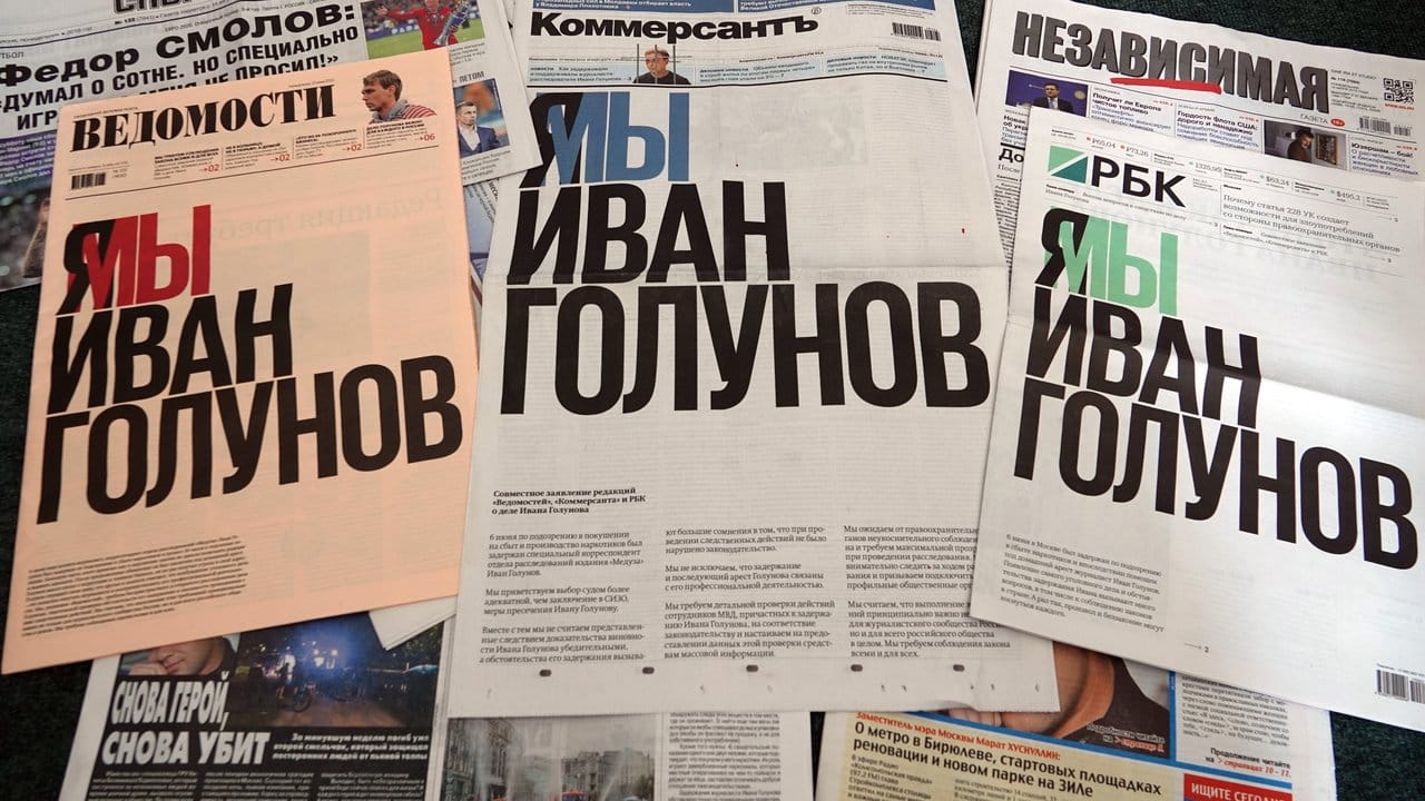 Auf den Titelseiten der russischen Zeitungen "Wedomosti", "Kommersant" und "RBK" (v.