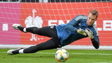 Manuel Neuer (neun Einsätze): Nach einer auch im Nationalteam wackligen Hinrunde hat sich Neuer wieder stabilisiert, unter anderem den wichtigen 3:2-Sieg in Amsterdam festgehalten – und ist als Nummer eins wieder unumstritten. Note 3