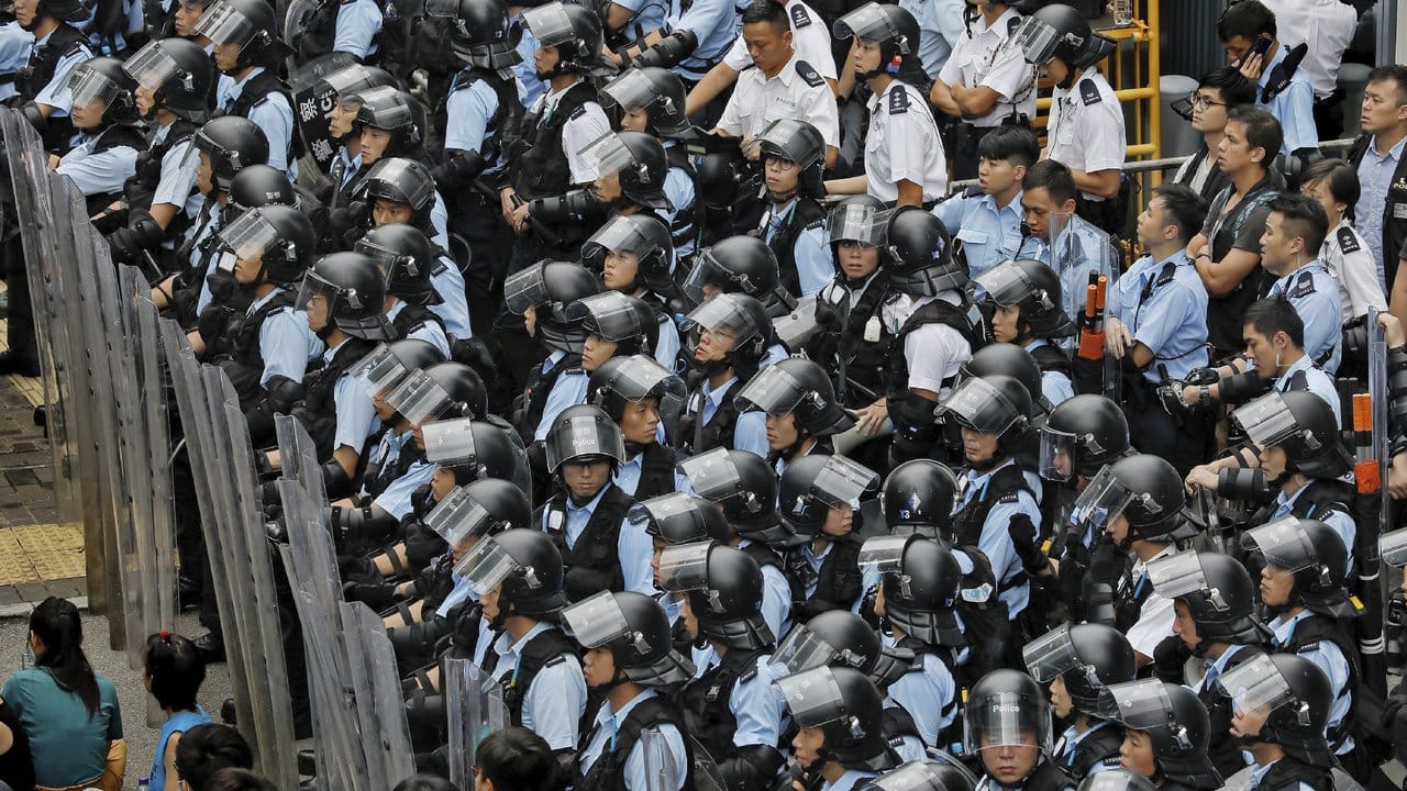 Massives Polizeiaufgebot vor dem Legislativrat in Hongkong.