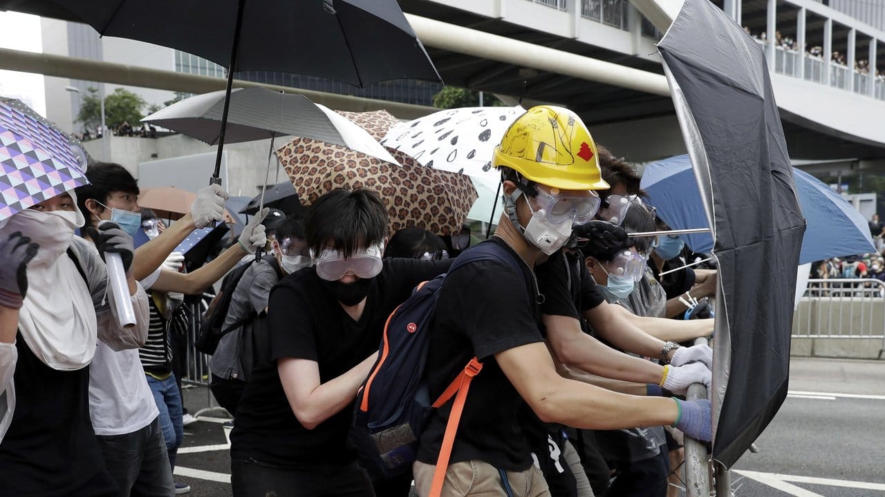 Schirme und Schutzbrillen gegen Tränengas und Pfefferspray.