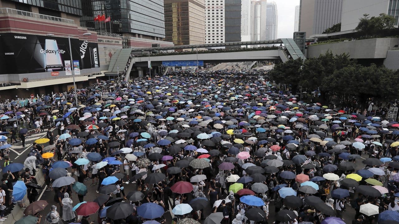 Gegner des Auslieferungsgesetzes protestieren in Hongkong.