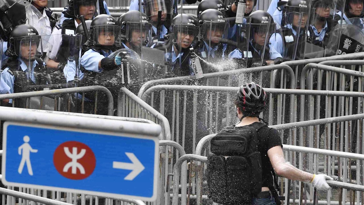 Es regnet Pfefferspray: Die Hongkonger Polizei geht gegen einen Demonstranten vor.