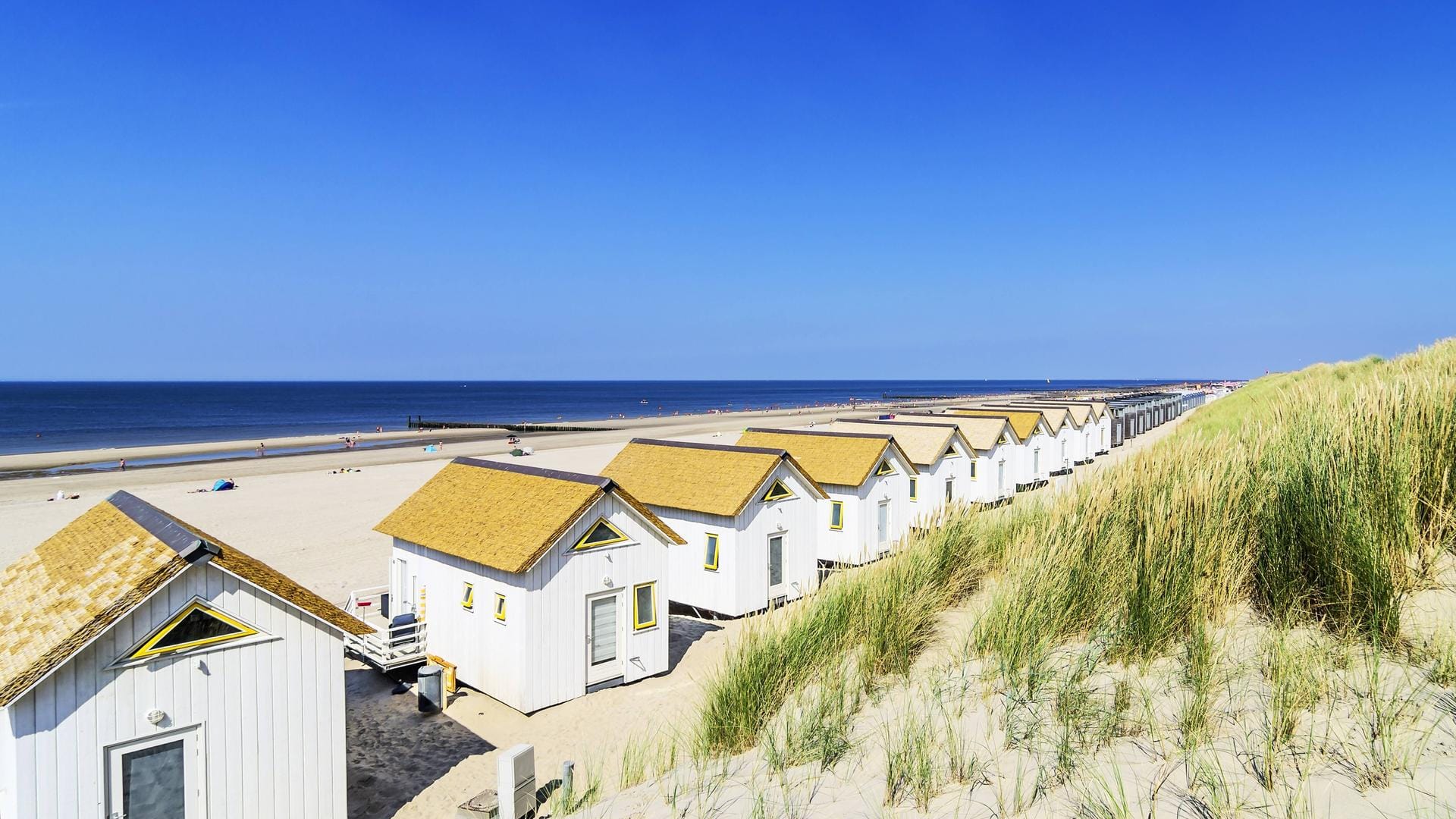 Domburg: In den kleinen Hütten am Strand können Sie Wertsachen verstauen oder davor Ihre Liegen ausbreiten.