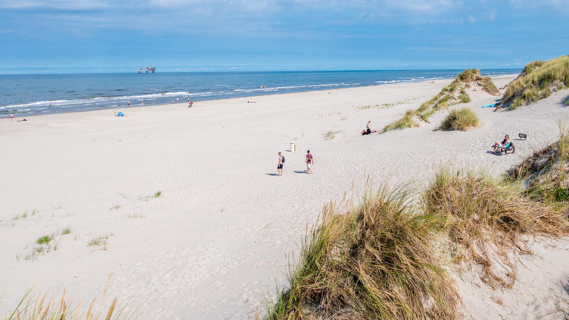 Ameland: Der Strand auf der Insel Ameland wurde schon mehrfach mit der blauen Flagge, einem Gütezeichen für Strände, ausgezeichnet.