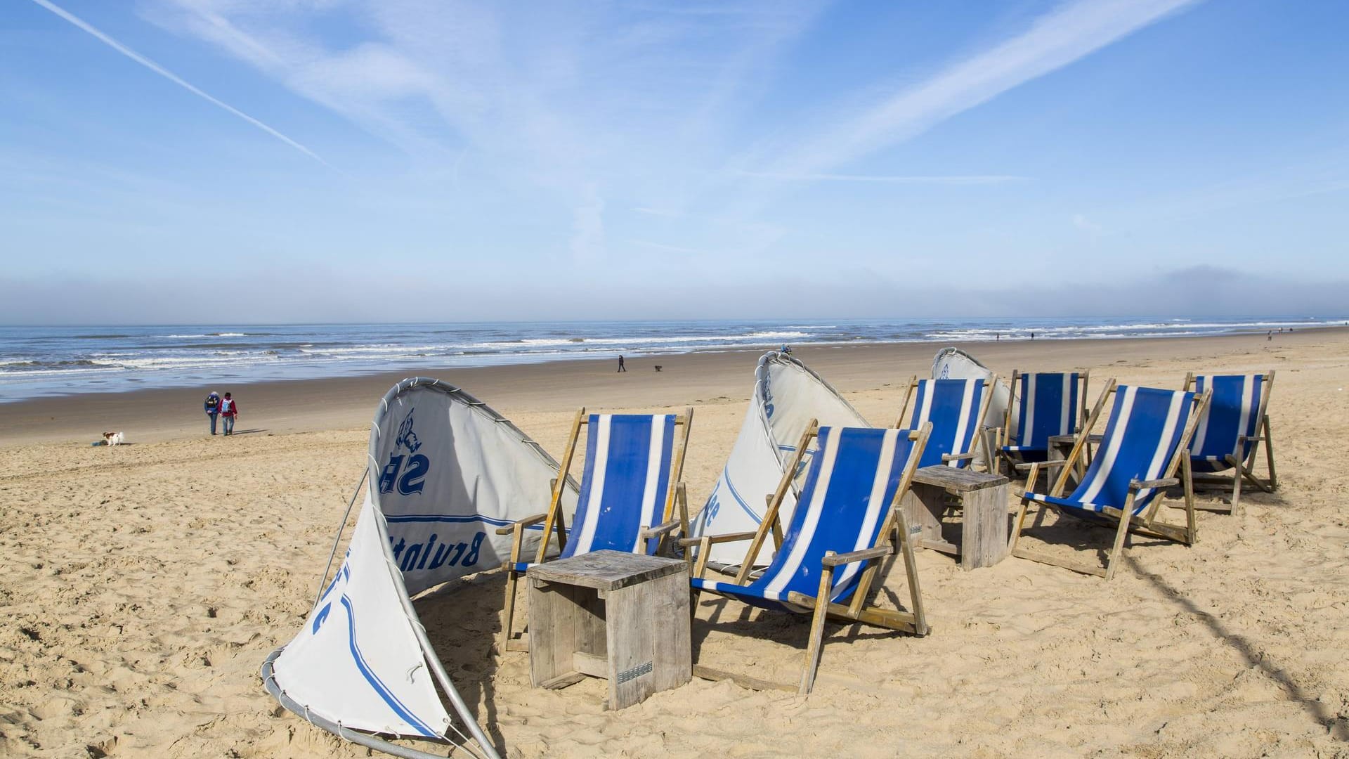 Bergen aan Zee: Wer auf dem drei Kilometer langen Strand Ruhe braucht, sollte die Gegend um den Pavillon meiden. Dort wird täglich Musik gespielt.