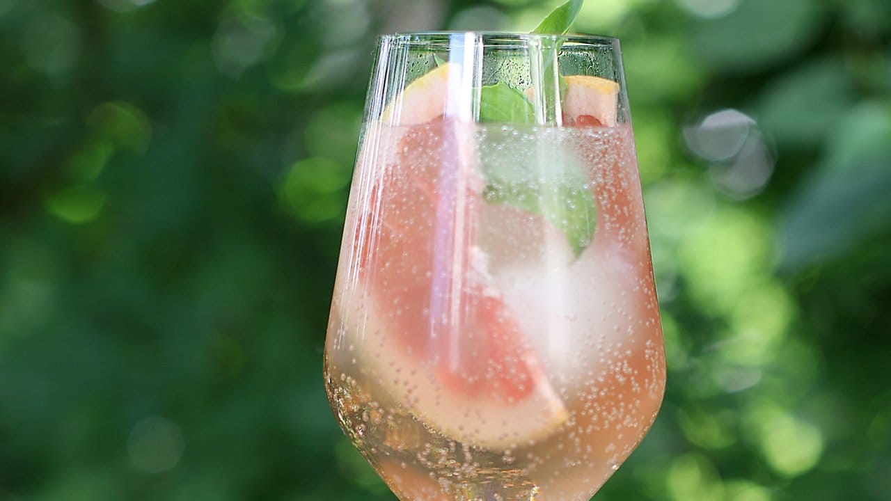Einen erfrischenden Sommerdrink nennt Blütenrein-Geschäftsführer Paul Peteanu "Rotgold": Dafür kommen Basilikumblütensirup, Gin, Prosecco, Eiswürfel und eine Grapefruitscheibe ins Glas.
