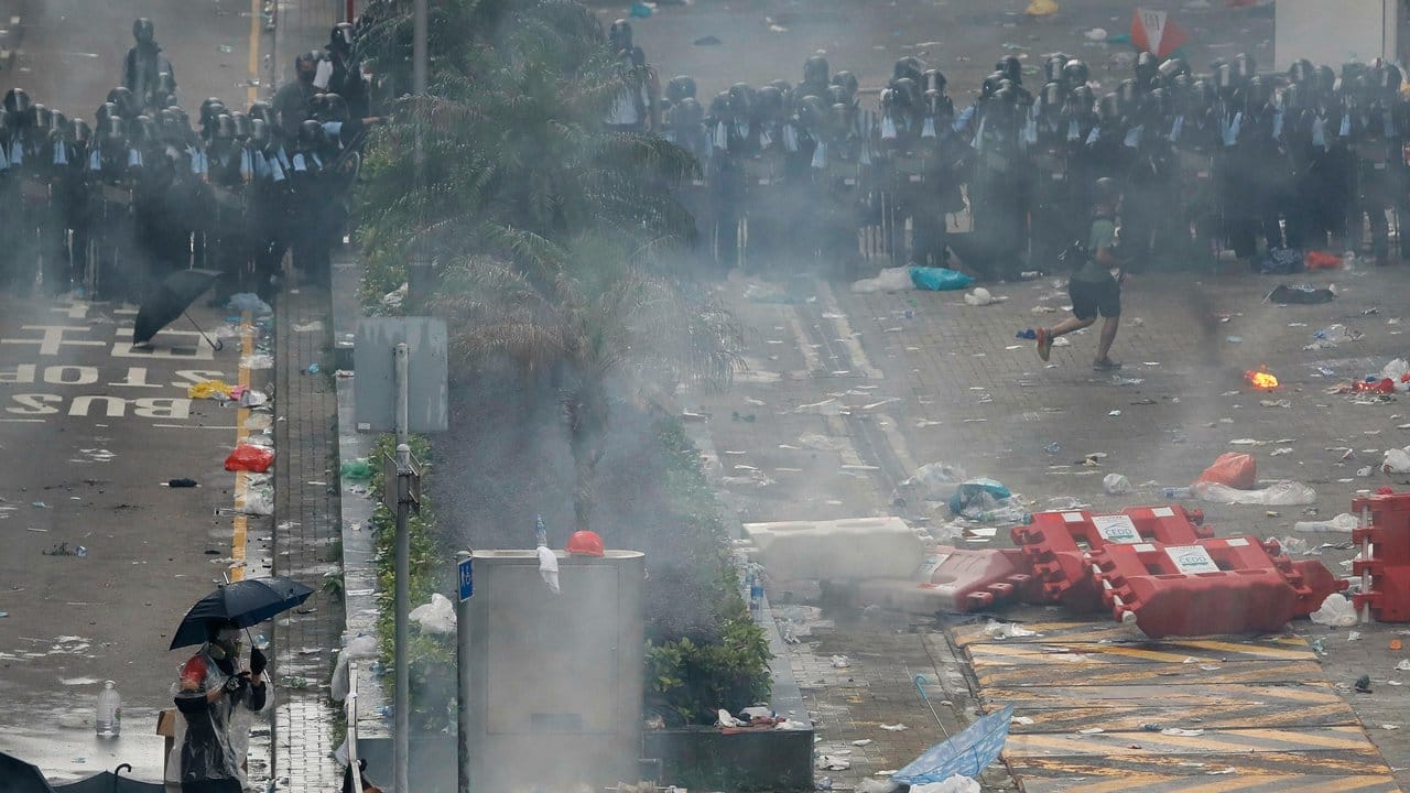 Tränengas, Pfefferspray, Wasserwerfer, Gummigeschossen und Schlagstöcke: Die Sicherheitskräfte gehen mit harter Hand gegen die Demonstranten vor.
