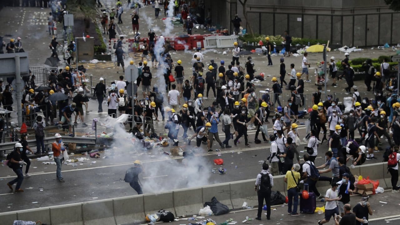Die Hongkonger Polizei hielt sich zwar zuerst zurück, ging dann aber massiv gegen die Demonstranten vor.