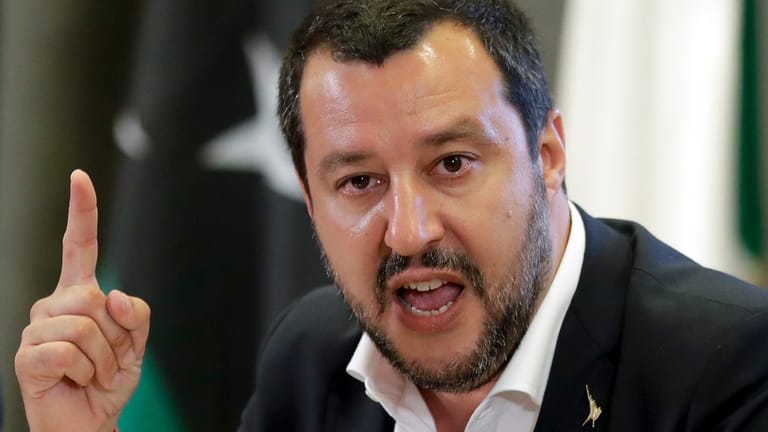 Italiens Innenminister Matteo Salvini bekommt jetzt mehr Macht, Einfahrtsverbote für Schiffe auszusprechen, die Flüchtlinge aufgenommen haben.