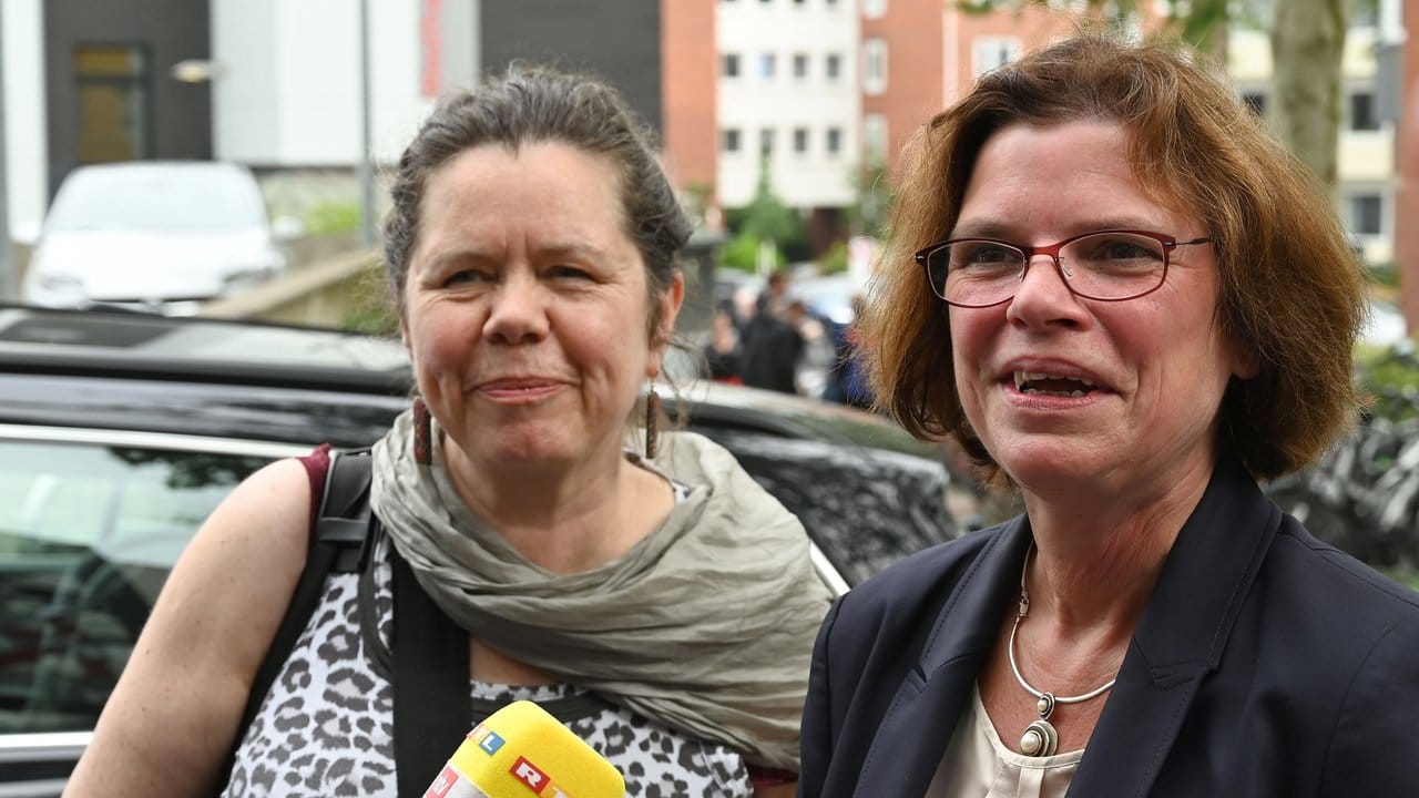 Fraktionschefin Kristina Vogt (r) und die Landesvorsitzende Cornelia Barth vertreten Die Linke bei den Koalitionsverhandlungen.